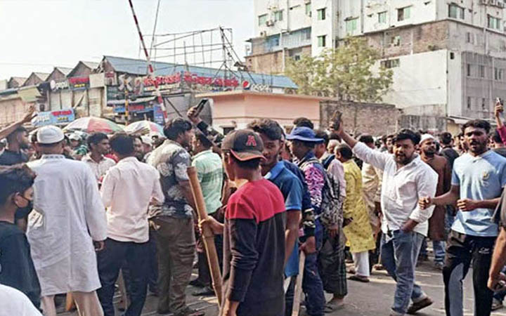 জুরাইনে পুলিশ-অটোরিকশা চালক সংঘর্ষ, রেললাইন অবরোধ